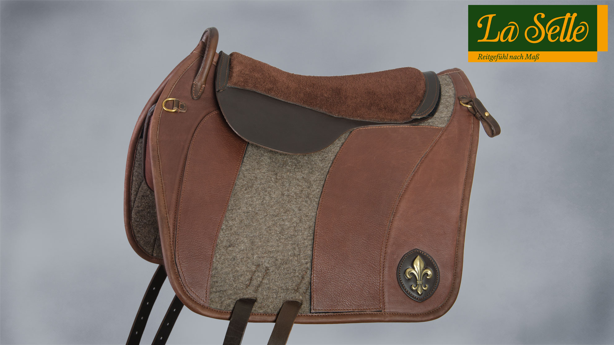 Filzsattel braun ohne Galerie mit Logo klein